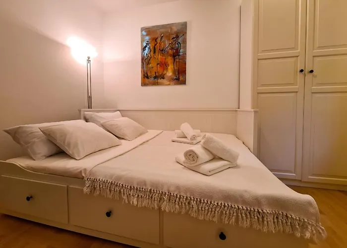 With A View And Free Parking Apartment *